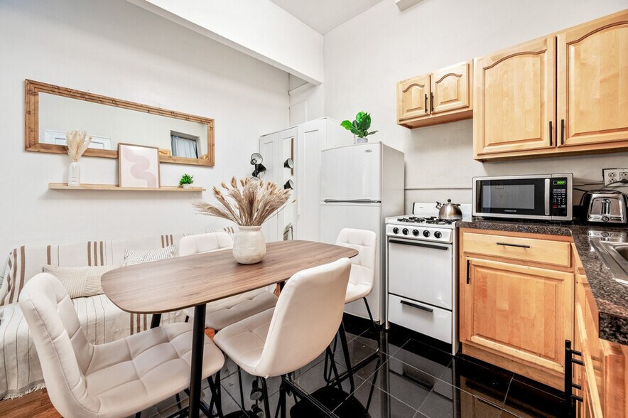 Building Photo - 440 W 45th St