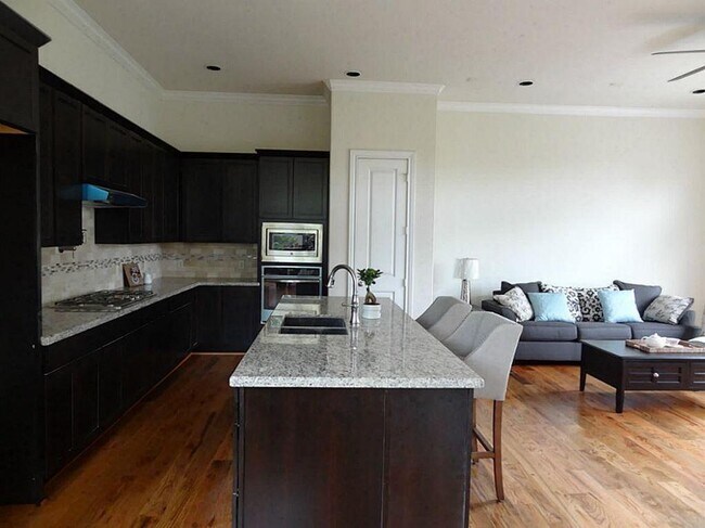 Living room - 1021 W 21st St