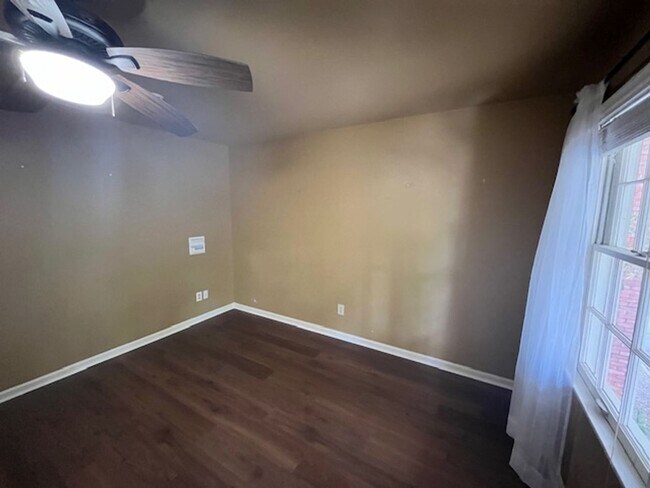 Building Photo - Elegant Colonial Style 2 Bedroom 2 and a half Bathroom Townhome in Little Rock