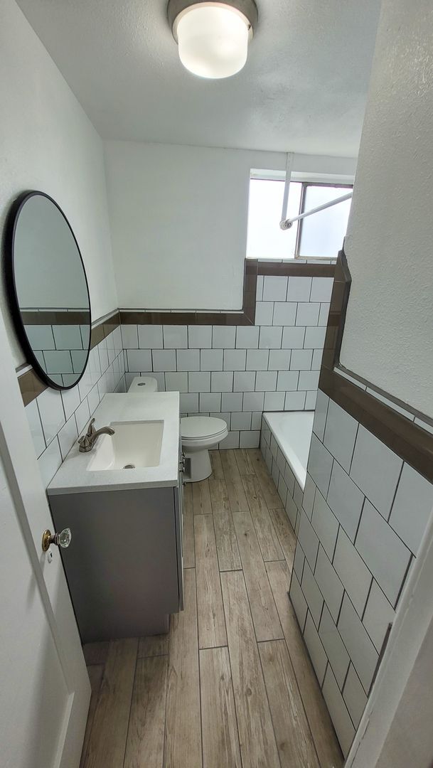 Building Photo - Large 3 Bedroom 2 Bath House!