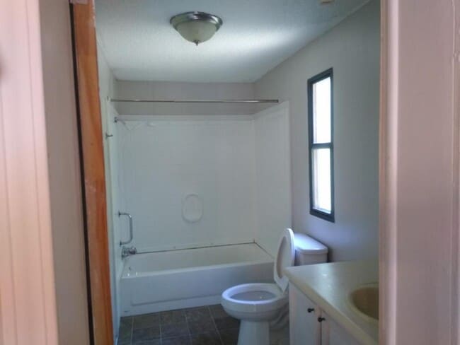 Building Photo - 107 Oak View Dr