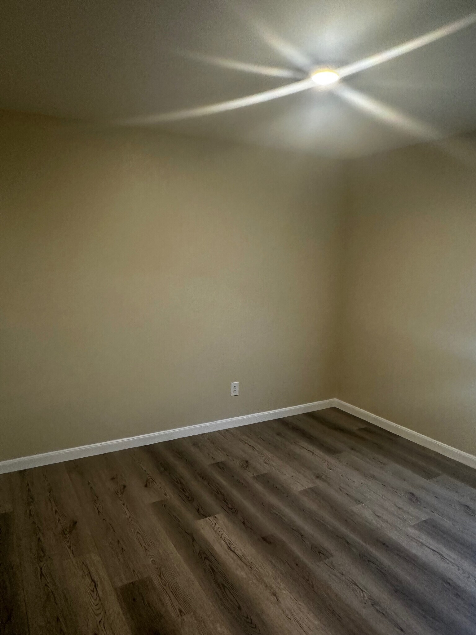 Building Photo - Room in Apartment on Harbor Lndg