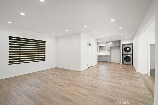 Building Photo - 6933 White Oak Ave