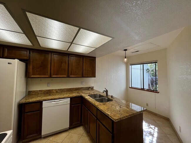 Building Photo - Charming Santa Cruz Townhouse: 3 Beds, 2.5...