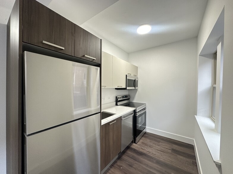 Building Photo - 1553 W Hollywood Ave