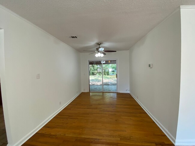 Building Photo - Mid Century Modern 3 Bed House- Walking Di...