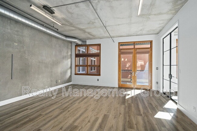 Building Photo - 877 Island Ave