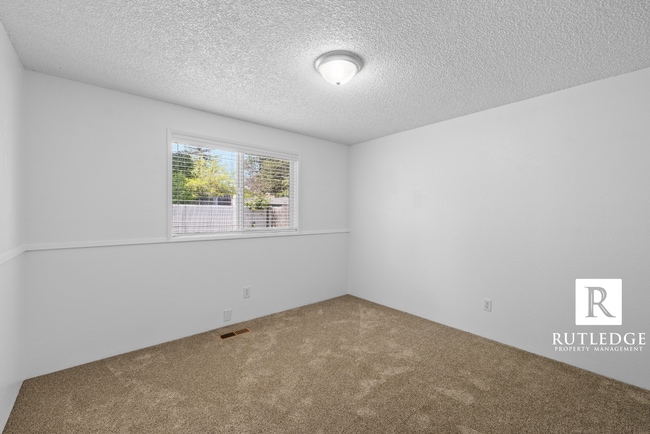 Building Photo - 4 Bedrooms - 2 1/2 Baths - South Medford Living