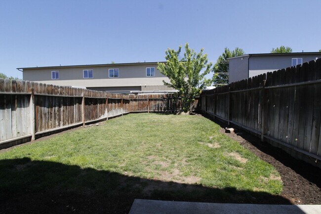 Building Photo - Charming 3-Bedroom townhouse with Garage &...