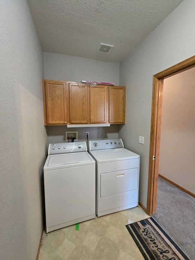 Building Photo - Bright and open Condo, walking distance to...