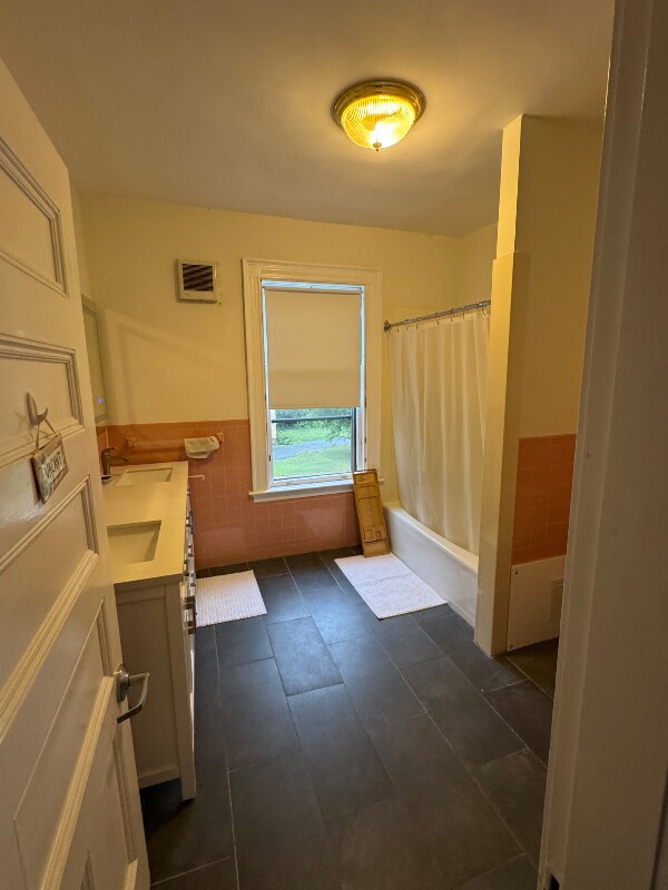 Building Photo - 79 College St