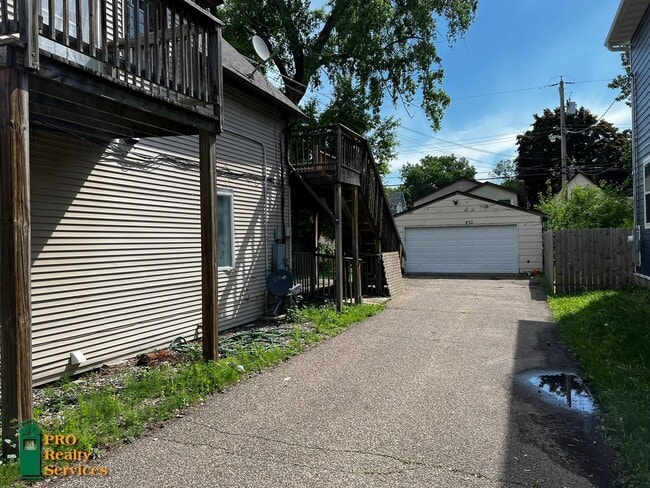 Building Photo - 423 NE Taylor St