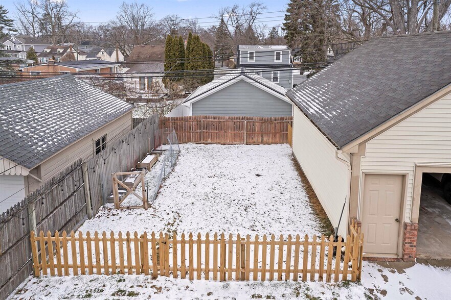 Building Photo - 512 W 12 Mile Rd