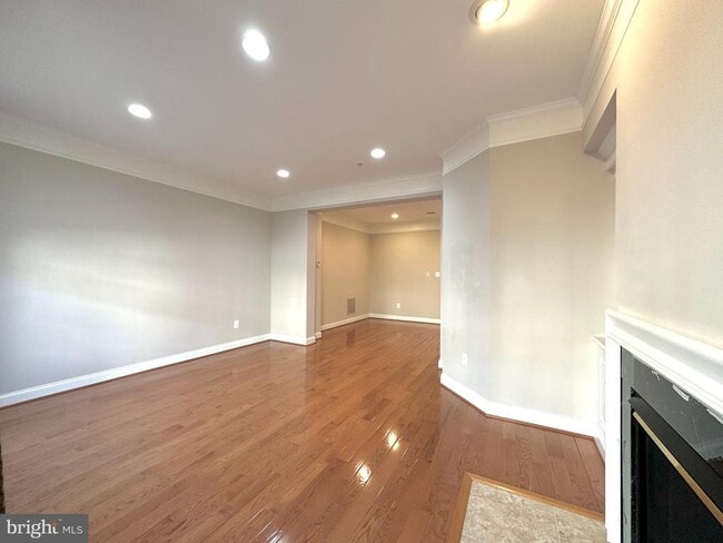 Building Photo - 11837 Regents Park Dr