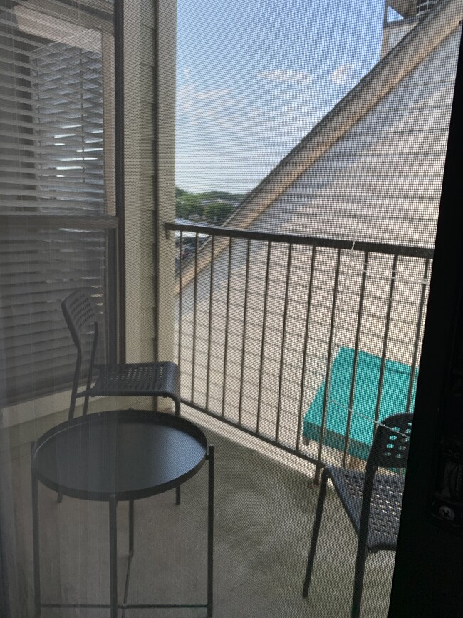 Private Sitting balcony - 3113 Sondra Dr