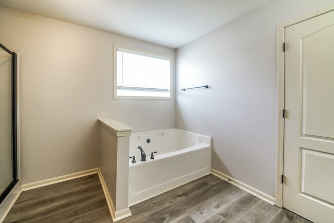 Building Photo - 233 Logan Creek Ln