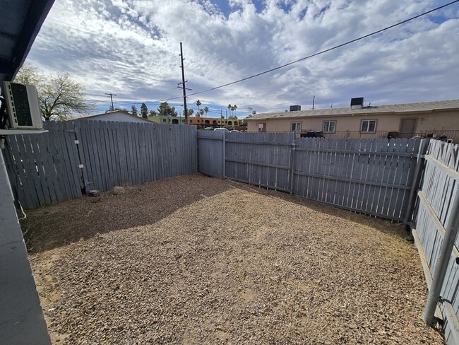 Building Photo - 1 bedroom 1 bath (smaller yard)