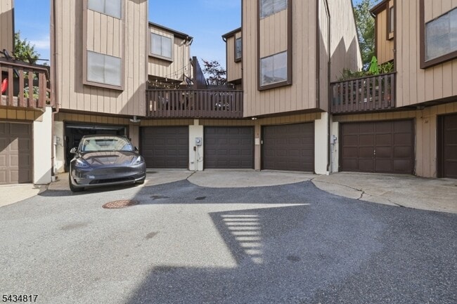 Building Photo - 15 Delbarton Ct