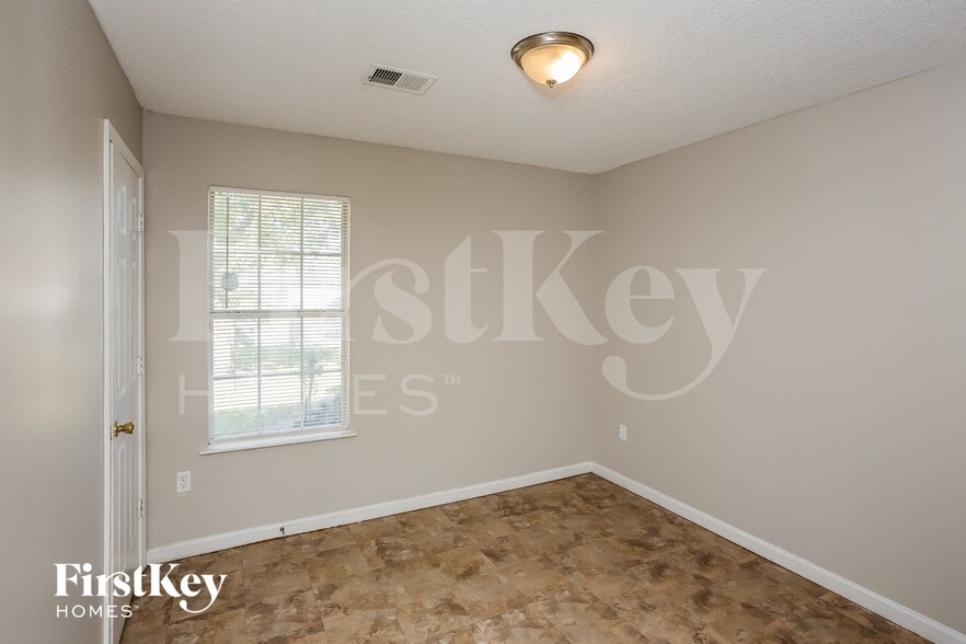 Building Photo - 4668 Amanda Oaks Cir S