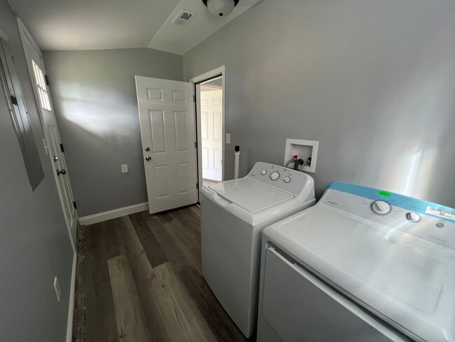 Building Photo - Renovated 4 bed 2 bath single home in levi...