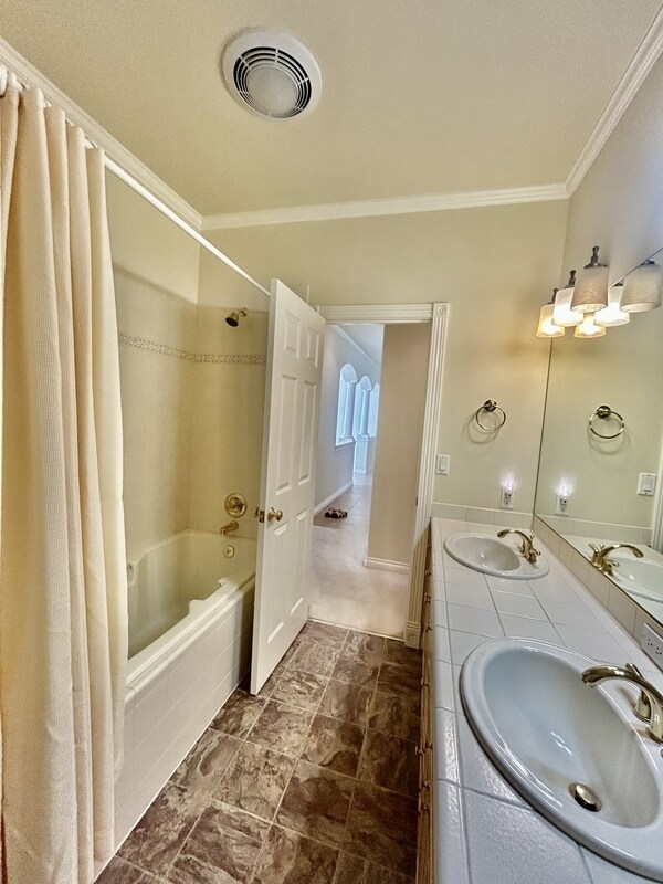 Building Photo - 560 E Maberry Dr