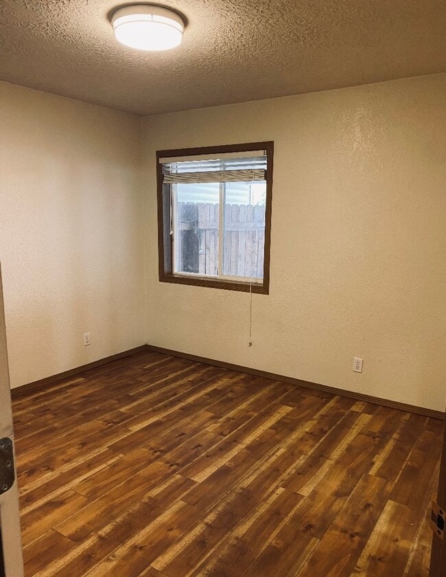 Building Photo - Silverton Duplex #13146