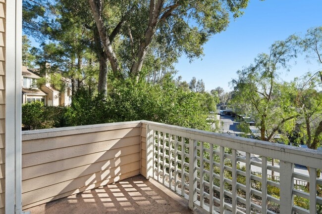 Building Photo - Gorgeous 2 Story Townhome in Valencia!