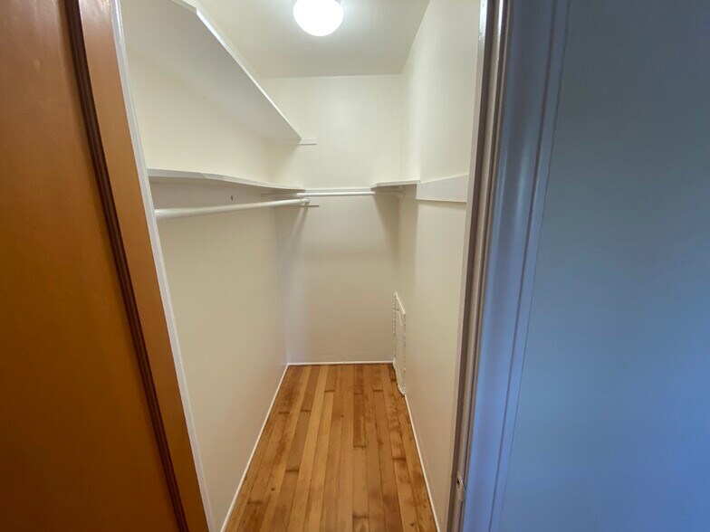 FrontBdrmcloset - 1057 E Main St