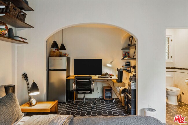 Building Photo - 1632 N Orange Grove Ave