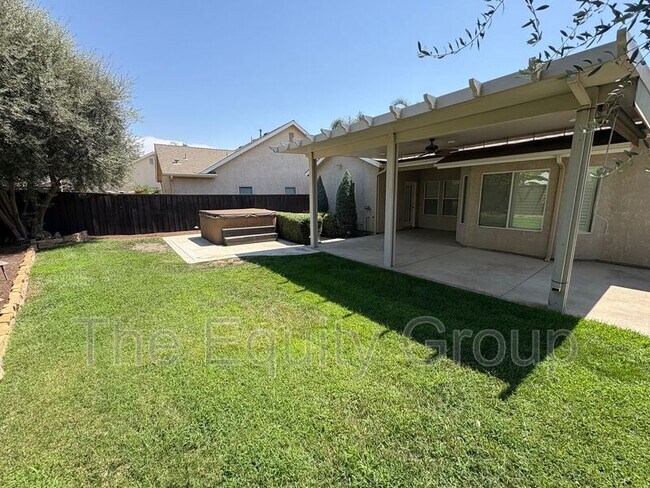 Building Photo - 6226 W Oak Ave