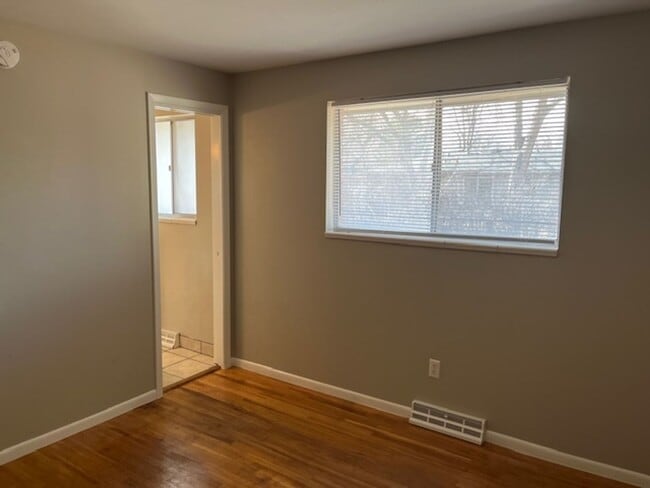 Building Photo - Lovely 5-bedroom, 2-1/2 bath home.  Centrally-located in Longmont with convenient access to shopp...