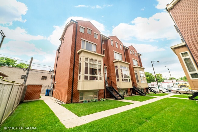 Building Photo - 4251 W Montrose Ave