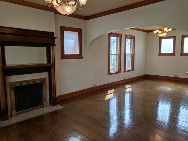 Building Photo - AWESOME 3-BDRM + GARAGE IN DESIRABLE SUNNY...
