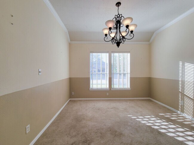 Building Photo - Fantastic looking 4 bedroom and 2 bathroom home in a great neighborhood nestled in the heart of S...