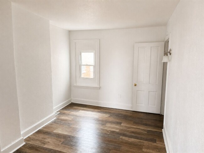 Building Photo - 1207 Lancaster Ave