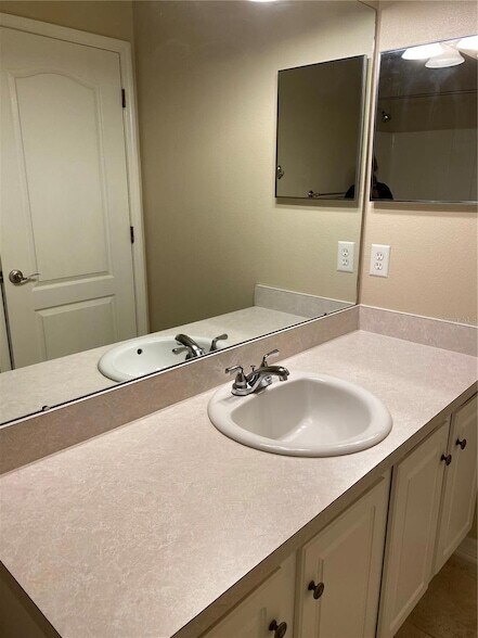 Building Photo - 5809 Fishhawk Ridge Dr