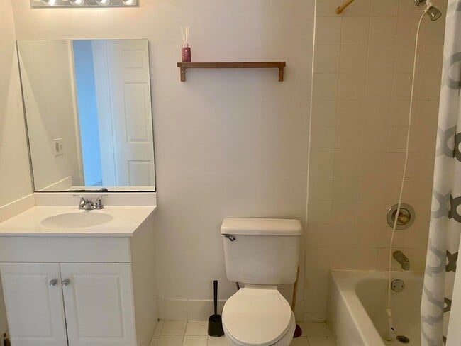 Building Photo - 725 SW 148th Ave