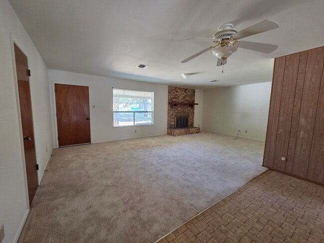 Building Photo - 704 Arrow Ln