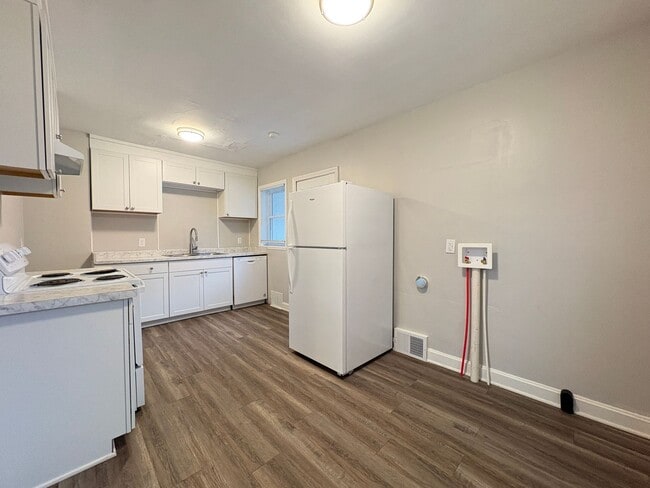 Building Photo - 2 Bedroom, 1 Bathroom Apartment in High Point!