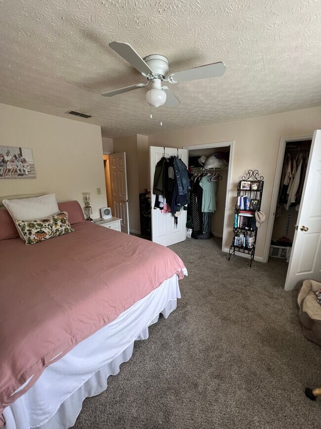 Building Photo - Sleepy Hollow Townhome - Convenient Location and Privacy