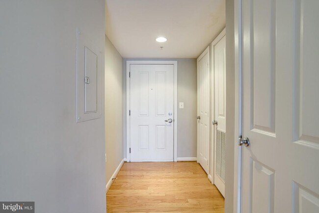 Building Photo - 2220 Fairfax Dr