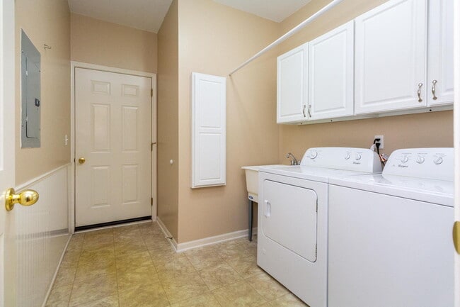 Building Photo - 3839 Norwich Dr