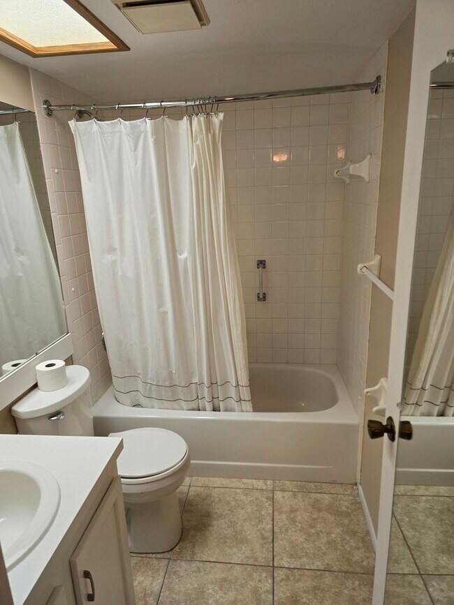Building Photo - 210 Woodlake Wynde