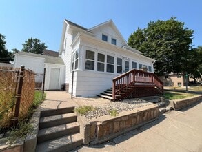 Building Photo - Newly Updated 2nd Floor 2 Bed/1 Bath Duplex Apartment