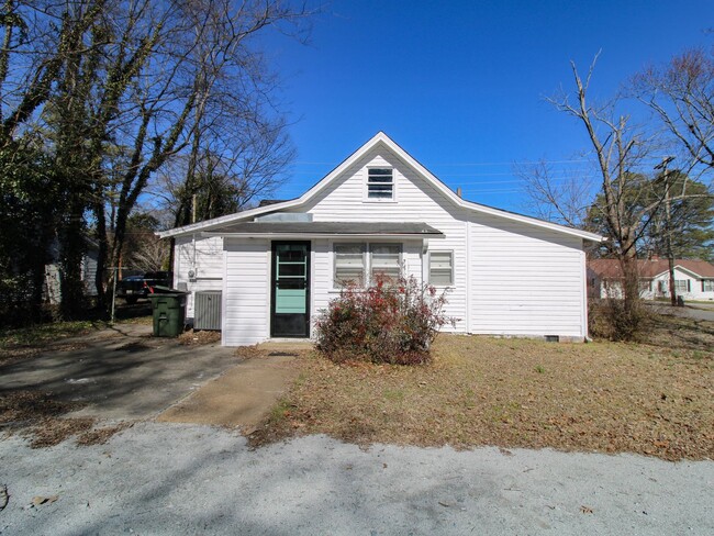 Building Photo - Move in Ready! Close to downtown Athens!