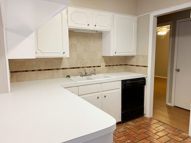 Building Photo - South Tyler! Lovely 3 Bedroom, 2 Bath Home...