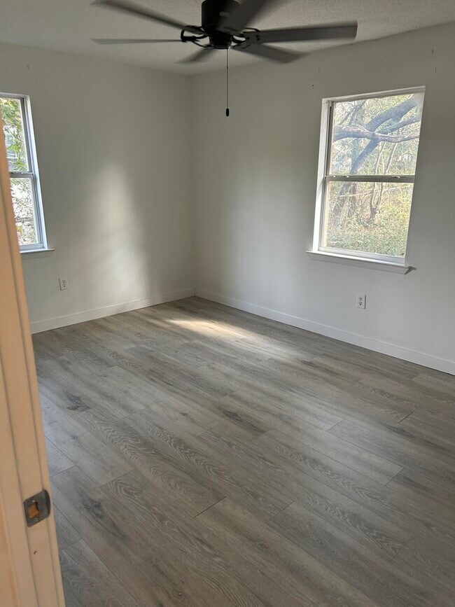 Building Photo - 1005 Pinetree Rd