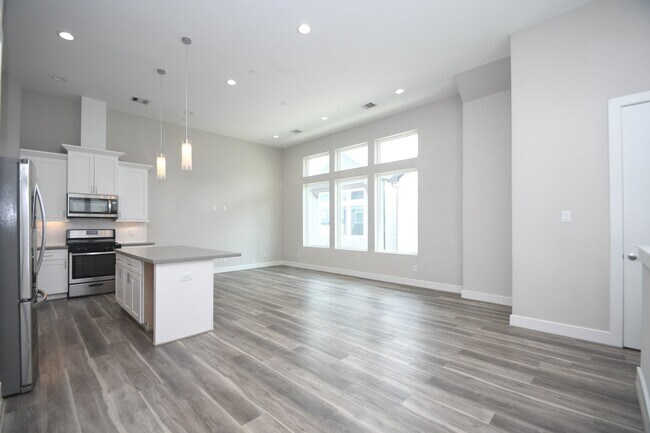 Building Photo - 5904 Gardendale Dr