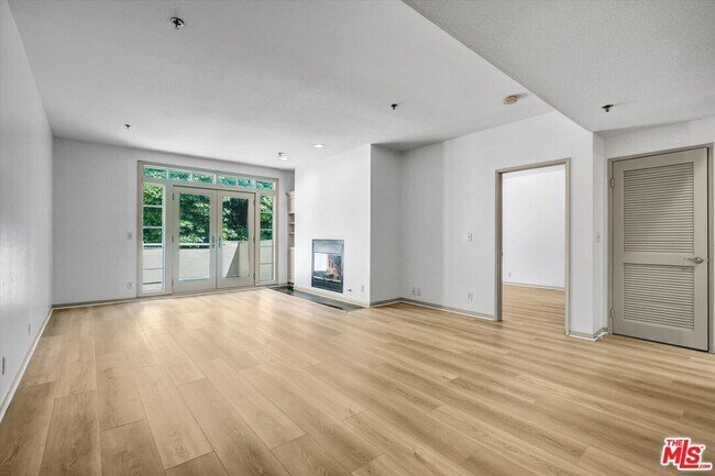 Building Photo - 2222 Beachwood Dr