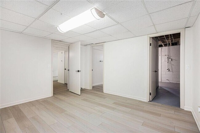 Building Photo - 1996 Briarwood Dr